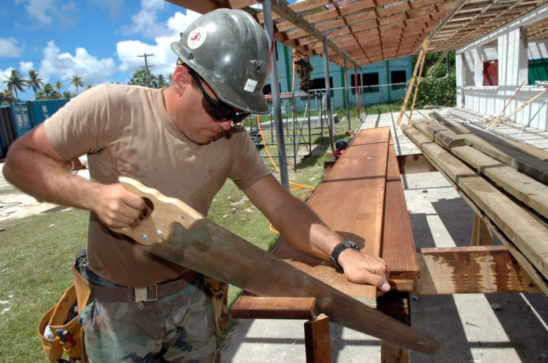 menuisier-SOLLIES VILLE-min_worker_construction_building_carpenter_male_job_build_helmet-893290